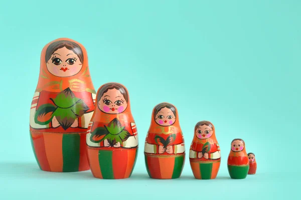 Boneka tradisional bersarang Rusia. Babushkas atau matryoshkas. — Stok Foto