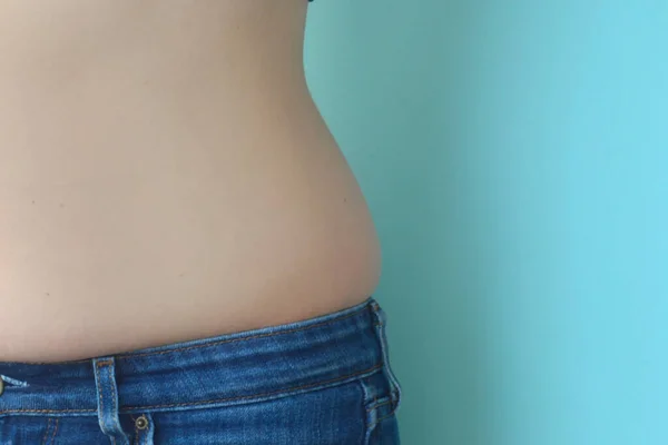 女性は脂肪の腹を測定します 健康的なライフスタイルのコンセプト — ストック写真