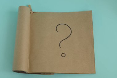 Üzerinde soru işareti olan kağıt çıkartmaları. Sorunu çözmek için kavram