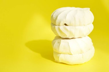 Pastel tonlarda beyaz şekerlemeler. Yumuşak bir şekerleme. Marşmelov.