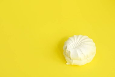Pastel tonlarda beyaz şekerlemeler. Yumuşak bir şekerleme. Marşmelov.