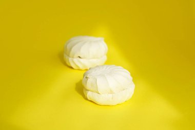 Pastel tonlarda beyaz şekerlemeler. Yumuşak bir şekerleme. Marşmelov.