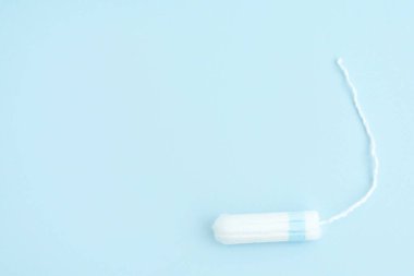 Tıbbi tampon. Kadınlar için hijyenik beyaz tampon. Pamuklu çubuk. Regl, korunma aracı.