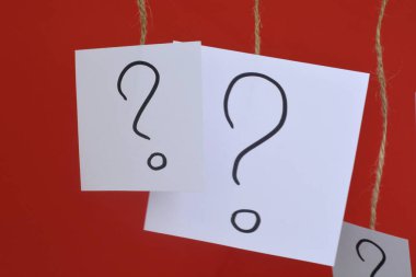 Üzerinde soru işareti olan kağıt çıkartmaları. Sorunu çözmek için kavram