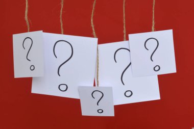 Üzerinde soru işareti olan kağıt çıkartmaları. Sorunu çözmek için kavram