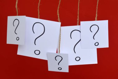 Üzerinde soru işareti olan kağıt çıkartmaları. Sorunu çözmek için kavram
