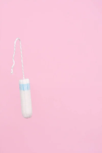 Lékařská Flyengská Tampón Růžovém Pozadí Hygienický Bílý Tampón Pro Ženy — Stock fotografie