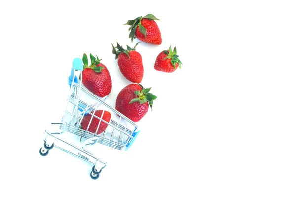 Fragole Mature Minuscolo Carrello Del Supermercato Natura Morta — Foto Stock