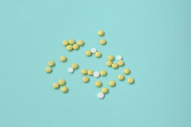 Çeşitli ilaç ilaç hapları ve kapsüller. Tabletler arka planda. Bir sürü farklı hap. Sağlık hizmetleri. Üst Manzara. Boşluğu kopyala