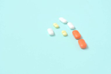 Çeşitli ilaç ilaç hapları ve kapsüller. Tabletler arka planda. Bir sürü farklı hap. Sağlık hizmetleri. Üst Manzara. Boşluğu kopyala