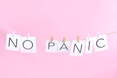 Beyaz kağıda HAYIR paniği yaz. Virüsü durdur. Koronavirüs salgını. Pozitif kavram. Boşluğu kopyala.