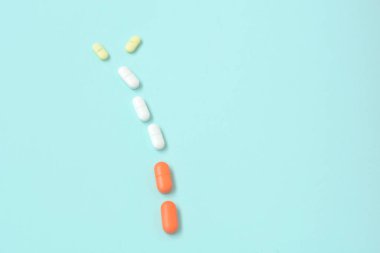 Çeşitli ilaç ilaç hapları ve kapsüller. Tabletler arka planda. Bir sürü farklı hap. Sağlık hizmetleri. Üst Manzara. Boşluğu kopyala