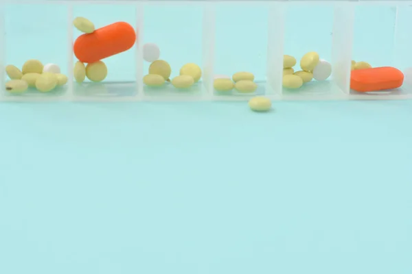 对药物药片和胶囊进行了分类 表格的背景 一堆不同的药丸卫生保健 顶部视图 复制空间 — 图库照片