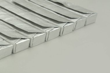 Gümüş ambalajlı paralel çikolatalar