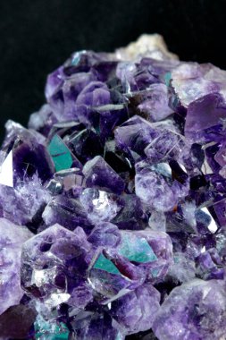 Mor Kristal Taş makro minerali. Mor kaba ametist kuvars kristalleri jeot, Uruguay