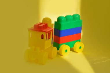 Çocuk tasarımcısının detaylarından ders alın. Motor becerilerin, düşüncenin ve hayal gücünün geliştirilmesi için çocuk tasarımcısı