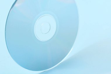 Önünde yansımalar olan küçük disk CD 'si.