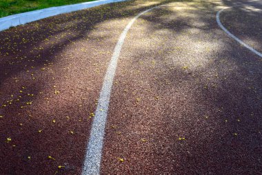 Koşu bandında lastik var. Spor. Sağlıklı yaşam tarzı