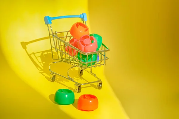 Mini Carro Con Tapas Plástico Corchos Plásticos Multicolores Alimentos Para —  Fotos de Stock