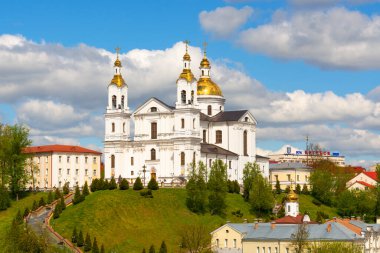Vitebsk, Belarus - 14 Mayıs 2020: Tepedeki ve Kutsal Ruh Manastırı ve Batı Dvina Nehri 'ndeki Hüküm Katedrali