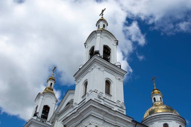 Vitebsk, Belarus -14 Mayıs 2020: Tepedeki Hüküm Katedrali ve Kutsal Ruh Manastırı