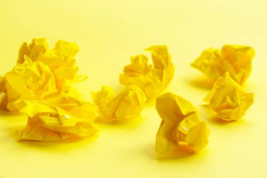 Toplar şeklinde buruşmuş sarı kağıt. Yaratıcılık krizi konsepti