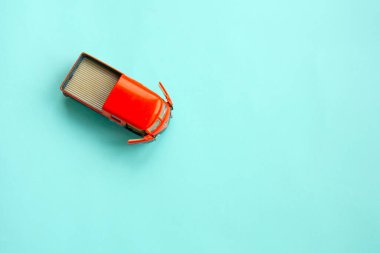 Minimalizm, arka planda çocuk makinası.