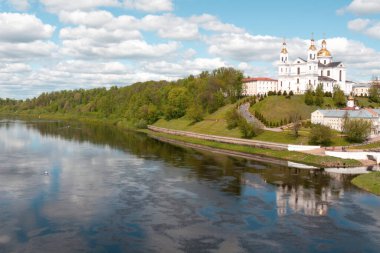 Vitebsk, Belarus - 14 Mayıs 2020: Tepedeki ve Kutsal Ruh Manastırı 'ndaki Kutsal Varsayım Katedrali ve Batı Dvina Nehri. Vitebsk, Belarus
