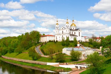 Vitebsk, Belarus - 14 Mayıs 2020: Tepedeki ve Kutsal Ruh Manastırı 'ndaki Kutsal Varsayım Katedrali ve Batı Dvina Nehri. Vitebsk, Belarus