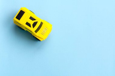 Minimalizm, arka planda çocuk makinası.