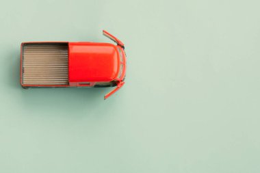 Minimalizm, arka planda çocuk makinası.