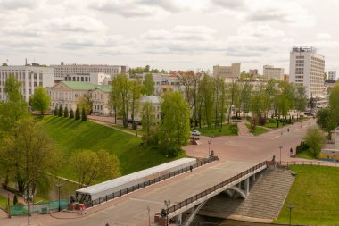 VITEBSK, BELARUS - 14 Mayıs 2020: Uspenskaya dağındaki Kutsal Doruk Katedrali yakınlarındaki Puşkin Köprüsü