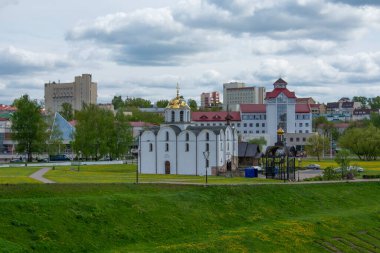 Vitebsk, Belarus - 14 Mayıs 2020: Anonslama Kilisesi ve Kutsal Prens Alexander Nevsky Kilisesi
