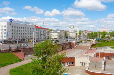 Vitebsk, Belarus - 12 Mayıs 2020: Diriliş Voskresenskaya Kilisesi ve konak binasına bakan şehir merkezi