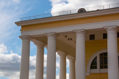 Şehir merkezinde beyaz kolonları olan sarı bina, Vitebsk