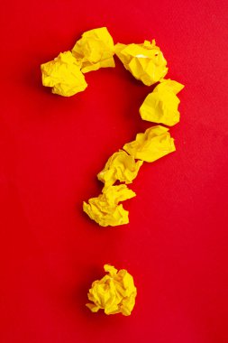 Buruşmuş kağıttan yapılmış soru işareti. Yaratıcılık krizi konsepti. Karantinadan sonra ne yapacağız?.