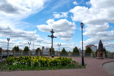 VITEBSK, BELARUS - 14 Mayıs 2020: Kutsal Katedral yakınlarındaki Patrik II. Alexy Anıtı