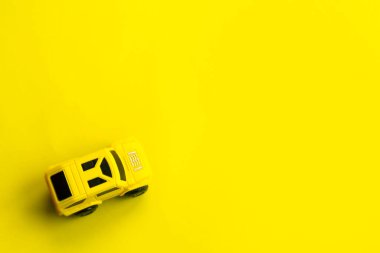 Minimalizm, arka planda çocuk makinası.