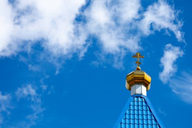 Mavi gökyüzünün arka planında çapraz geçiş. İnanç ve umut kavramı. Beyaz Rusya.