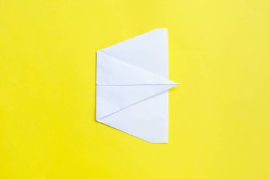 Kağıttan beyaz bir uçağın montaj prosedürü. Origami. C