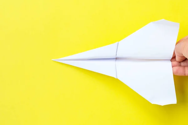 Procedimiento de montaje de un avión blanco de papel. Origami. C —  Fotos de Stock