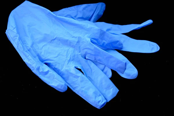 Niebieskie Używane Rękawice Lateksowe Czarnym Tle Środki Zaradcze Przeciwko Koronawirusowi — Zdjęcie stockowe