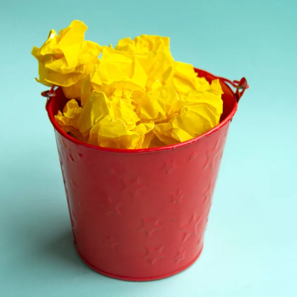红色金属桶 黄色折皱纸 创意危机概念 — 图库照片