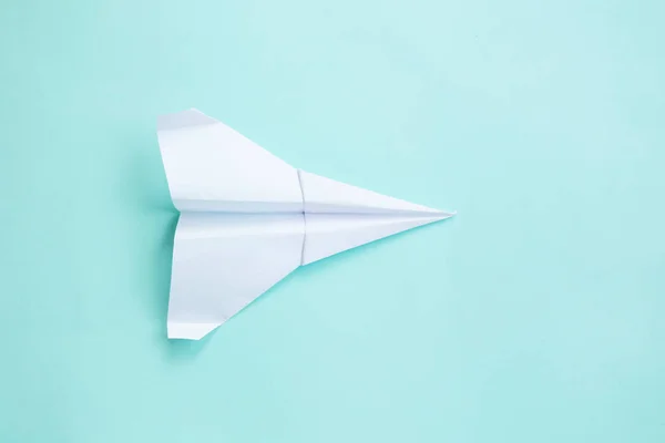 Montageprocedure van een papieren wit vliegtuig. Origami. C — Stockfoto