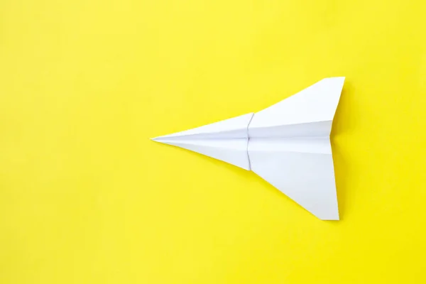 Procedimiento de montaje de un avión blanco de papel. Origami. C —  Fotos de Stock