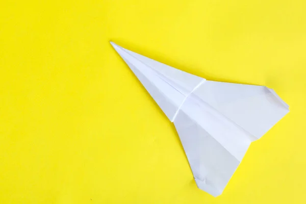 Viajes de verano con avión de papel. Concepto de verano . — Foto de Stock