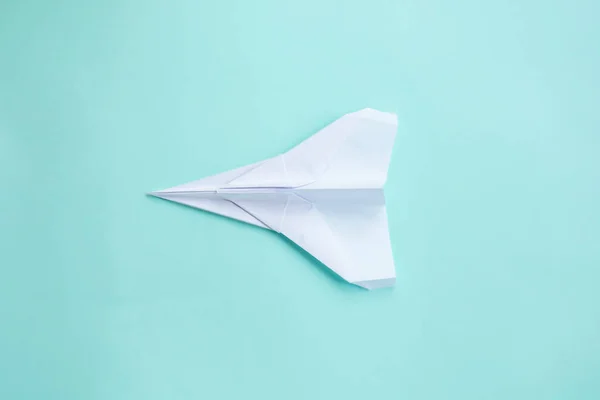 Процедура сборки бумажного белого самолета. Оригами. C — стоковое фото