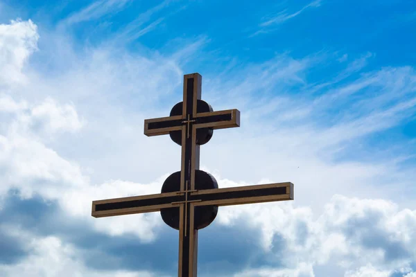 Kruis Religieus Christelijk Symbool Tegen Blauwe Lucht Witte Wolk — Stockfoto