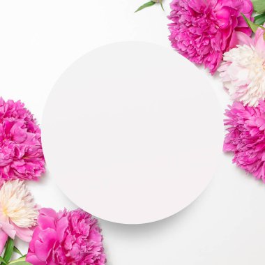 Çiçek tebrik kartı veya metin tebrik için çerçeve.