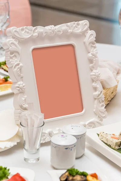 Güzel beyaz bir çerçeve plak tarafından tamamlanmaktadır sofra,.